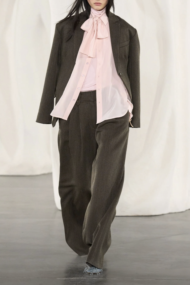 front profile model wearing  Lise Long Sleeve Silk Blouse With Tie powder pink Crepe de chine blouse
Classic button front silhouette
Draped bow detail
100% silk
Classic collar
Front button
Long sleeve
Relaxed fit
Bow at the neckline
Double-layer back yoke