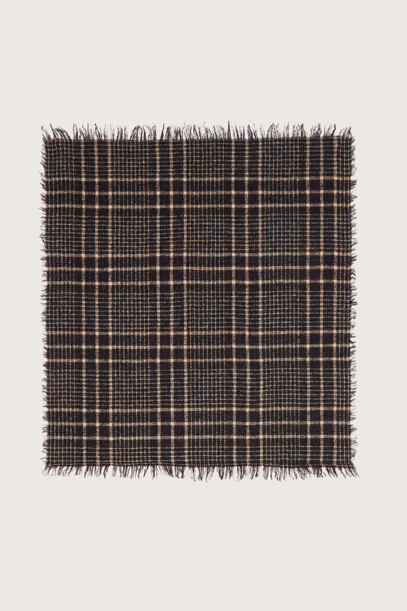 flat lay Little Perry Plaid Scarf Classic geometric pattern
52% Virgin Wool, 25% Nylon, 23% Cashmer
75 x 95 cm = 30 x 37 in