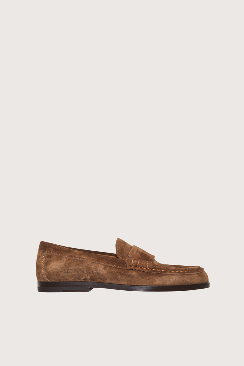 side profile Loafer In Suede brown 100% Suede upper
True to size
Round toe
Slip on
Penny keeper detailing
Leather upper, lining and sole