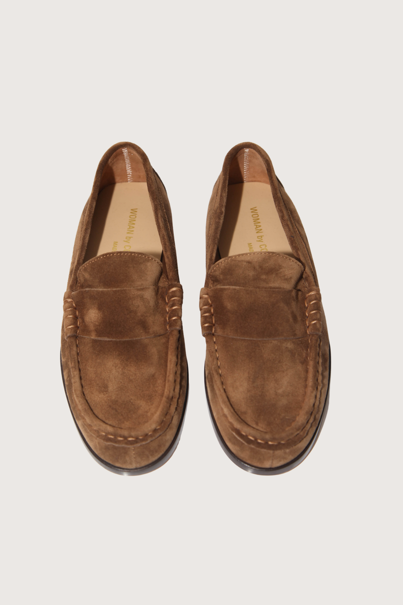 front profile  Loafer In Suede brown 100% Suede upper
True to size
Round toe
Slip on
Penny keeper detailing
Leather upper, lining and sole