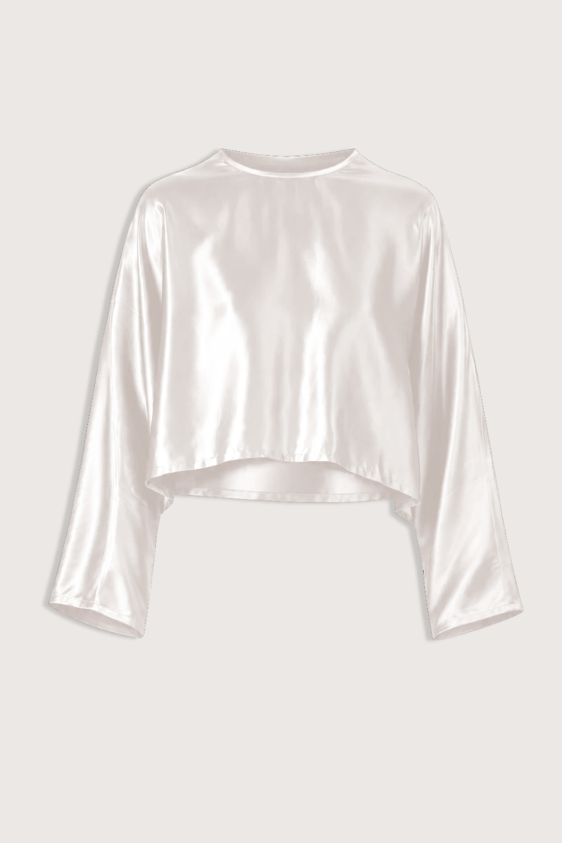 flat lay Louise Blouse Champagne Long length
Clean, refined hem
Crew neck
Relaxed fit
77% Acetate, 23% Polyester