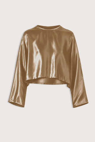 flat lay Louise Blouse Gold Long length
Clean, refined hem
Crew neck
Relaxed fit
77% Acetate, 23% Polyester