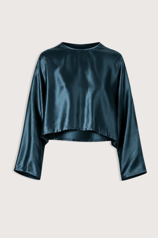 flat lay Louise Blouse Sapphire Long length
Clean, refined hem
Crew neck
Relaxed fit
77% Acetate, 23% Polyester