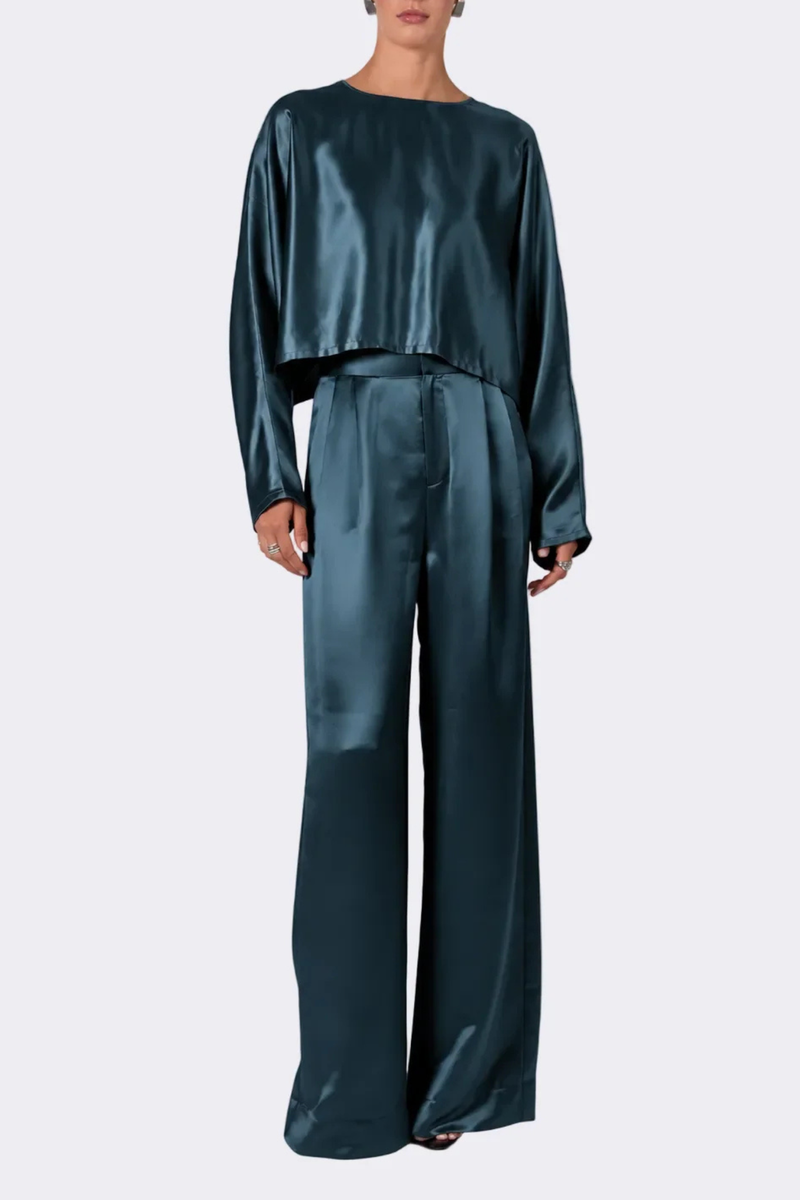 front profile model wearing Louise Blouse Sapphire Long length
Clean, refined hem
Crew neck
Relaxed fit
77% Acetate, 23% Polyester