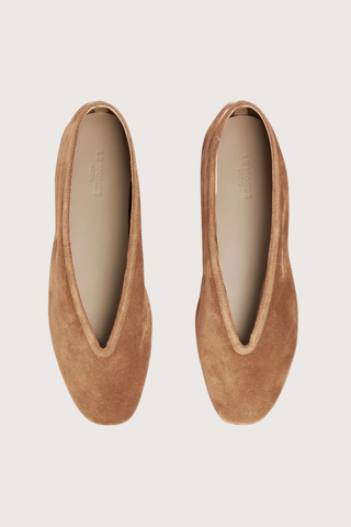 Top profile Luna Suede Slipper sienna Handcrafted in suede
Cushioned calf leather insole
Suede piping
8mm heel
Made in Italy