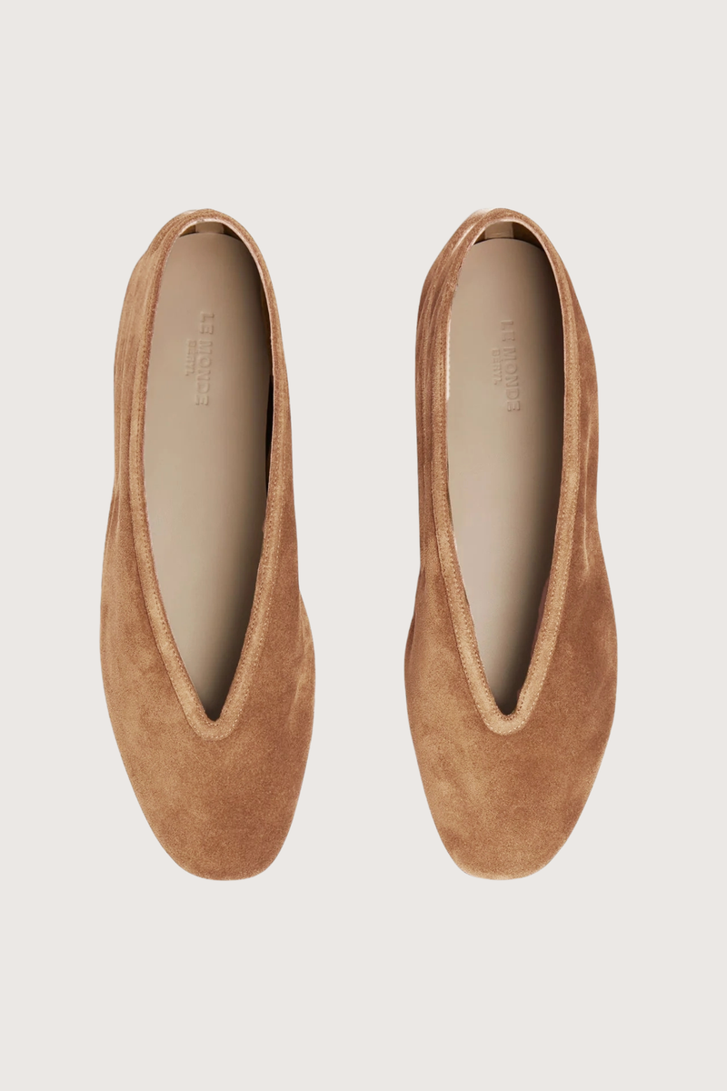 Top profile Luna Suede Slipper sienna Handcrafted in suede
Cushioned calf leather insole
Suede piping
8mm heel
Made in Italy