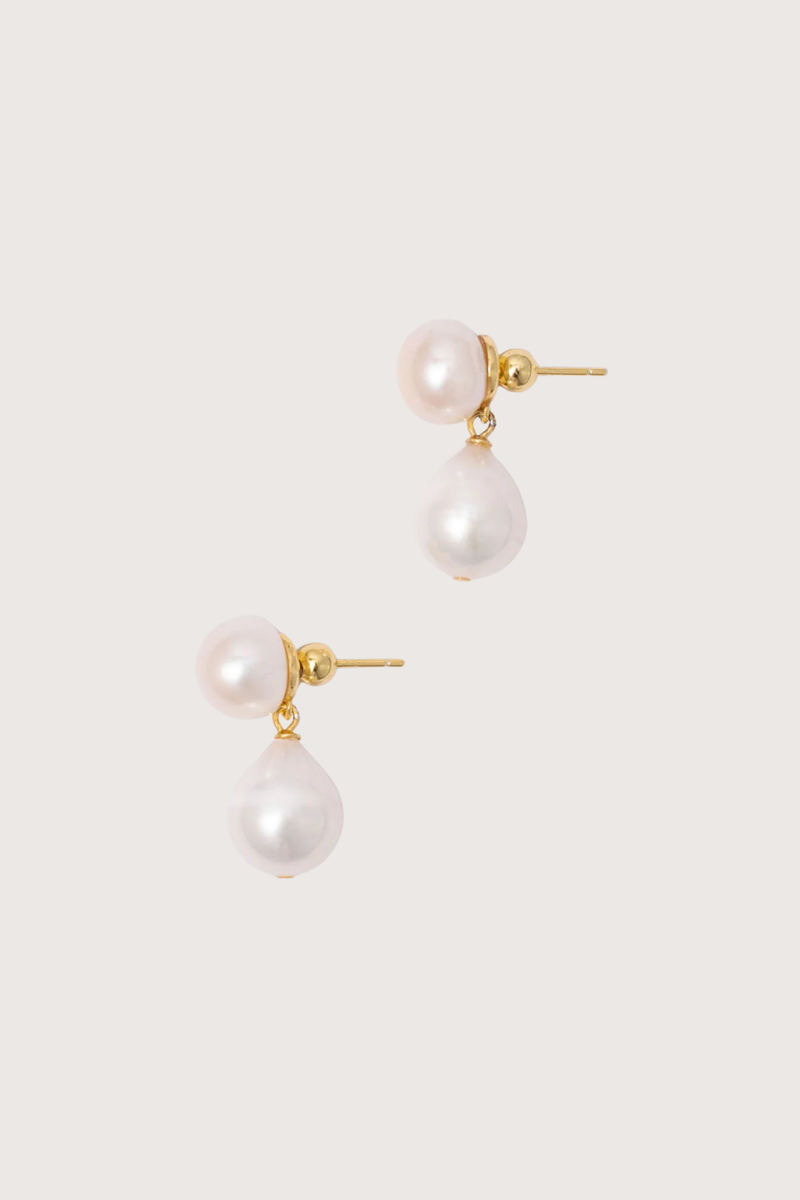 flat lay Lunar Pearl Drops Earring Gold Organic sea pearl
Hanging loose from a loop
Freshwater baroque pearls and 18k gold-plated silver
Earring length 3cm