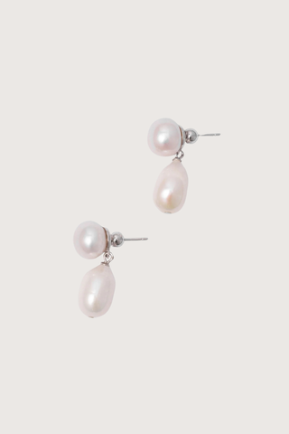 flat lay Lunar Pearl Drops Silver Organic sea pearl
Hanging loose from a loop
Freshwater baroque pearls and rhodium-plated silver.
Earring length 3cm