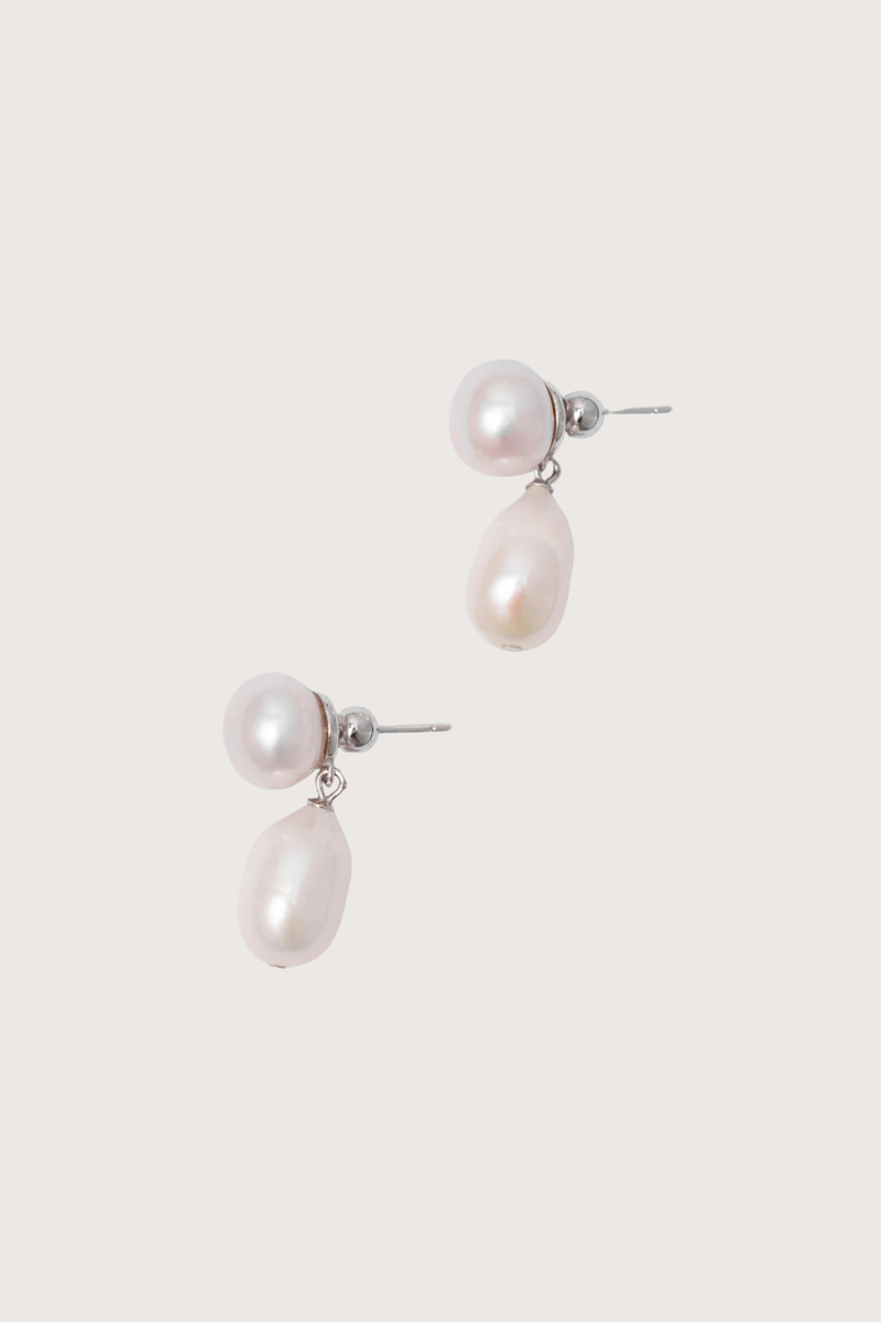 flat lay Lunar Pearl Drops Silver Organic sea pearl
Hanging loose from a loop
Freshwater baroque pearls and rhodium-plated silver.
Earring length 3cm