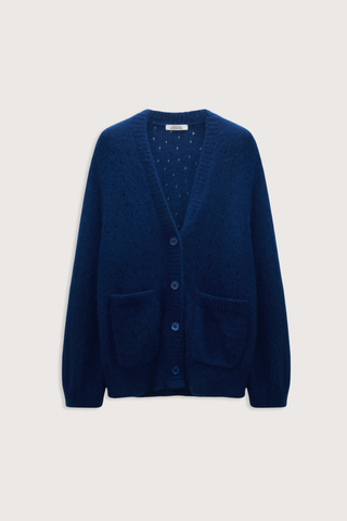 flat lay Luxury Love Cardigan ocean blue Deep V-neckline
Relaxed style
Front&nbsp; patch pockets
Allover open pointelle patterning
100 % Cashmere
Ribbed knit trim
