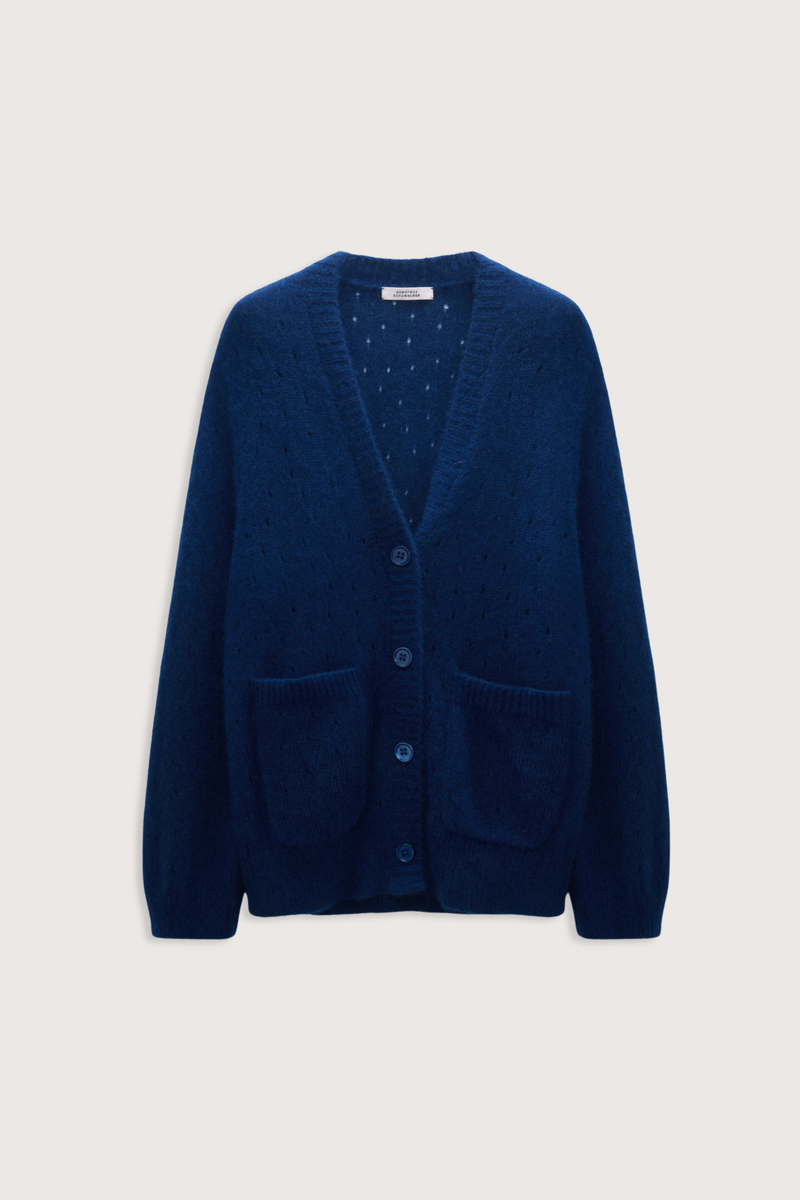 flat lay Luxury Love Cardigan ocean blue Deep V-neckline
Relaxed style
Front&nbsp; patch pockets
Allover open pointelle patterning
100 % Cashmere
Ribbed knit trim