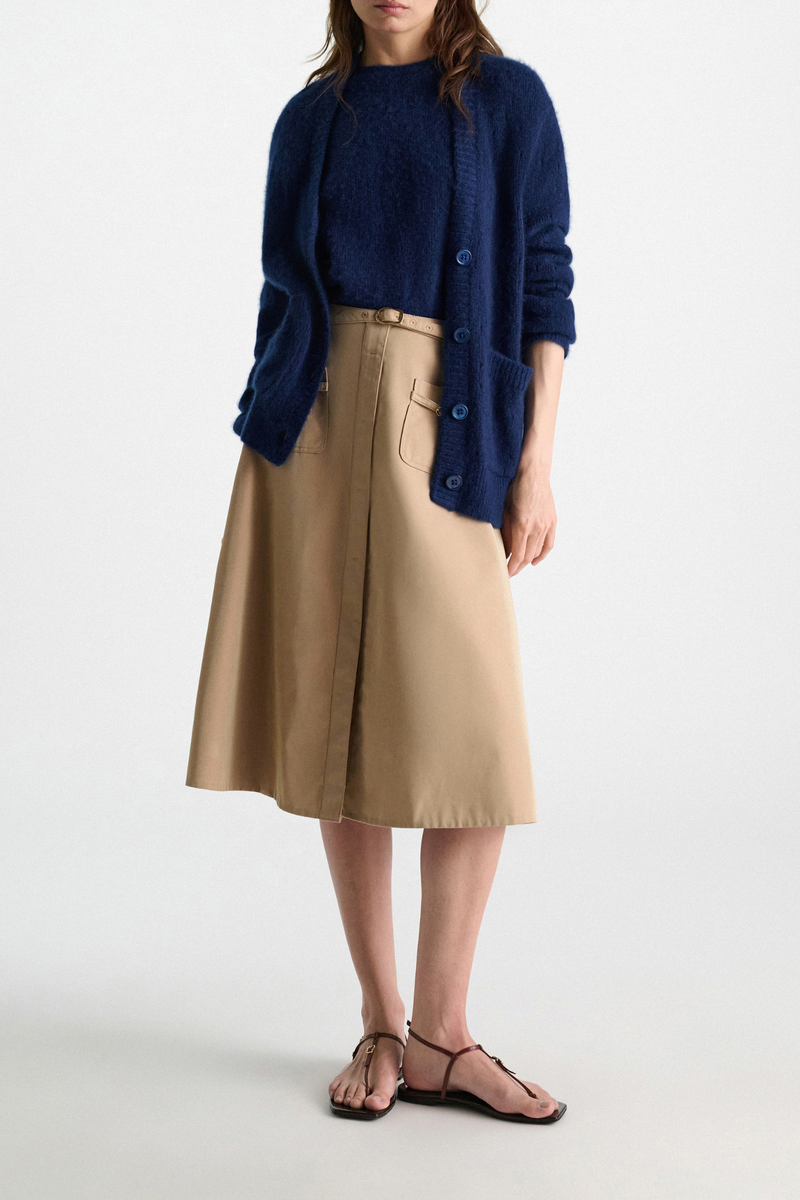 front profile model wearing Luxury Love Cardigan ocean blue Deep V-neckline
Relaxed style
Front&nbsp; patch pockets
Allover open pointelle patterning
100 % Cashmere
Ribbed knit trim