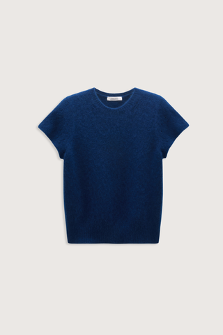 flat lay Luxury Love Pullover Ocean blue Open pointelle patterning on the sleeves
100 % Cashmere
Round neck
Wide draped short sleeves
Rolled cuffs
Ribbed knit trim around the neckline and hem