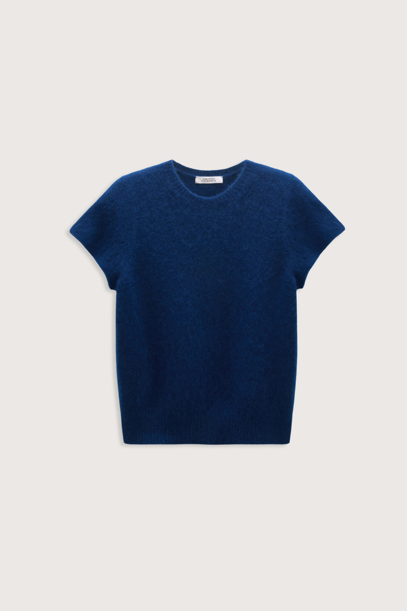 flat lay Luxury Love Pullover Ocean blue Open pointelle patterning on the sleeves
100 % Cashmere
Round neck
Wide draped short sleeves
Rolled cuffs
Ribbed knit trim around the neckline and hem
