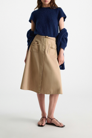 front profile model wearing Luxury Love Pullover Ocean blue Open pointelle patterning on the sleeves
100 % Cashmere
Round neck
Wide draped short sleeves
Rolled cuffs
Ribbed knit trim around the neckline and hem