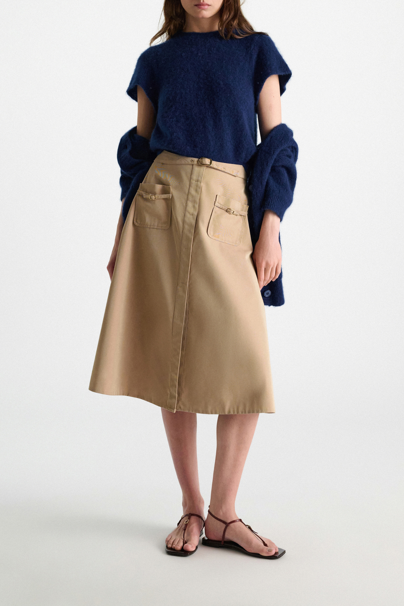 front profile model wearing Luxury Love Pullover Ocean blue Open pointelle patterning on the sleeves
100 % Cashmere
Round neck
Wide draped short sleeves
Rolled cuffs
Ribbed knit trim around the neckline and hem