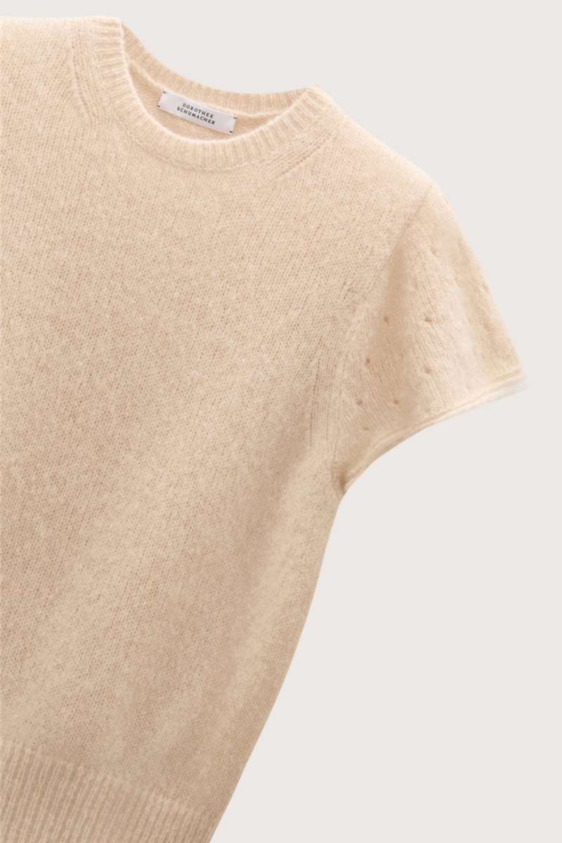 close up sleeve detail for Luxury Love Pullover Trench beige Open pointelle patterning on the sleeves
100 % Cashmere
Round neck
Wide draped short sleeves
Rolled cuffs
Ribbed knit trim around the neckline and hem