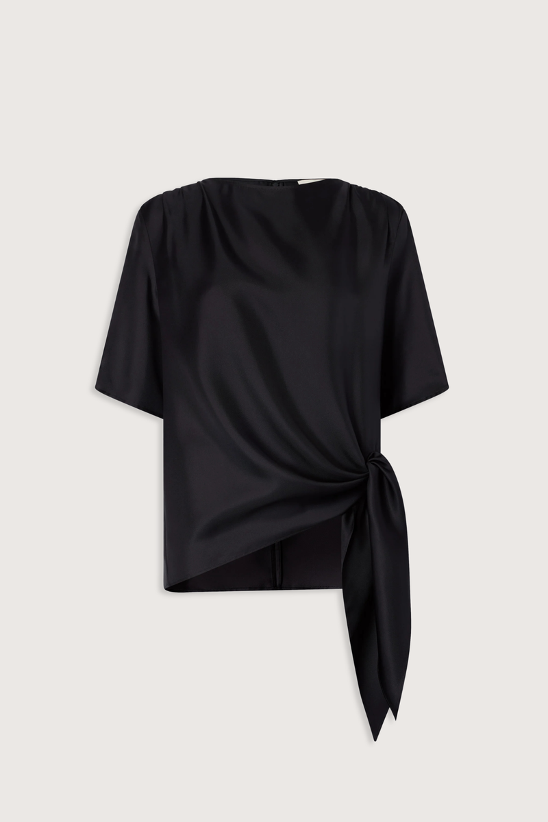 flat lay Mano Short Sleeve Knotted Blouse Black Straight fit
Short sleeves
Boat neck
Gathered fabric at the shoulders
Asymmetric hemline
Knotted waist detail
100% Silk Twill
