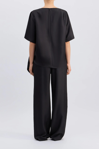 back profile model wearing Mano Short Sleeve Knotted Blouse Black Straight fit
Short sleeves
Boat neck
Gathered fabric at the shoulders
Asymmetric hemline
Knotted waist detail
100% Silk Twill