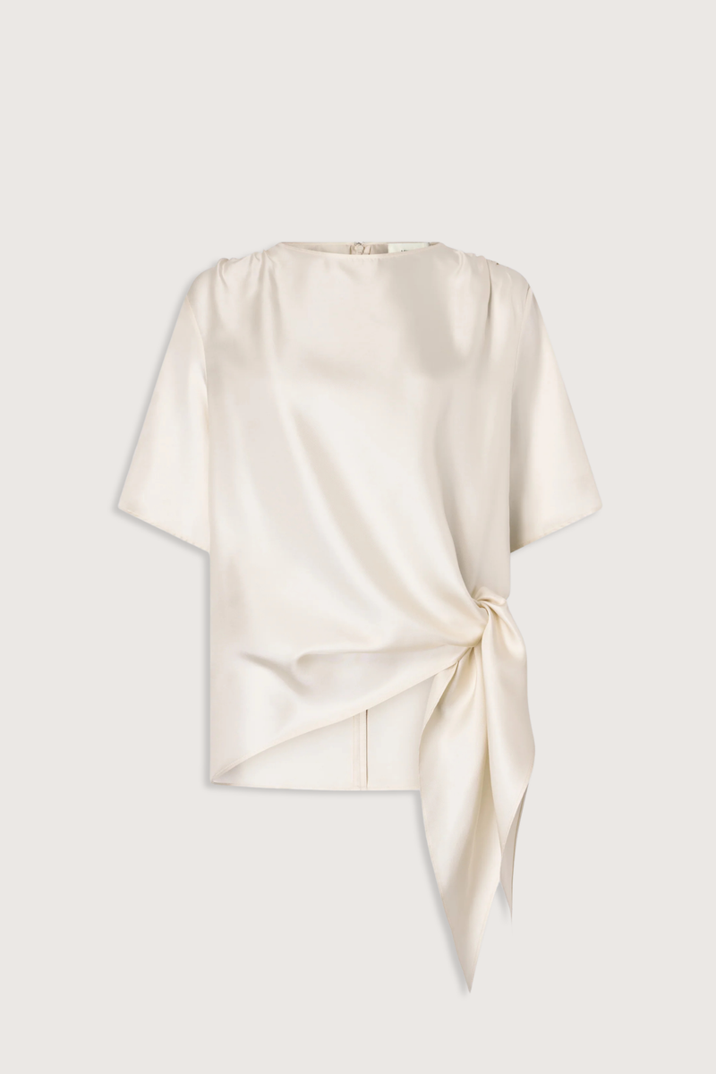 flat lay Mano Short Sleeve Knotted Blouse Ivory Straight fit
Short sleeves
Boat neck
Gathered fabric at the shoulders
Asymmetric hemline
Knotted waist detail
100% Silk Twill