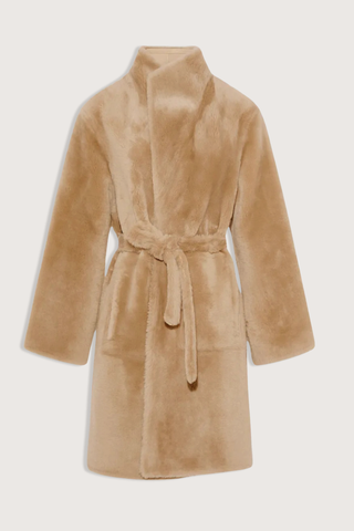 flat lay Manteau Reversible Jacket Pampas beige Midi length coat
Two faces of a Merino lambskin shearling
Reversible, it can be worn with the skin side or the wool side facing out
High collar
Matching belt
Welt pockets
Unlined
100% Lamb