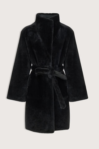 flat lay Manteau Reversible Jacket Storm black fur side Midi length coat
Two faces of a Merino lambskin shearling
Reversible, it can be worn with the skin side or the wool side facing out
High collar
Matching belt
Welt pockets
Unlined
100% Lamb