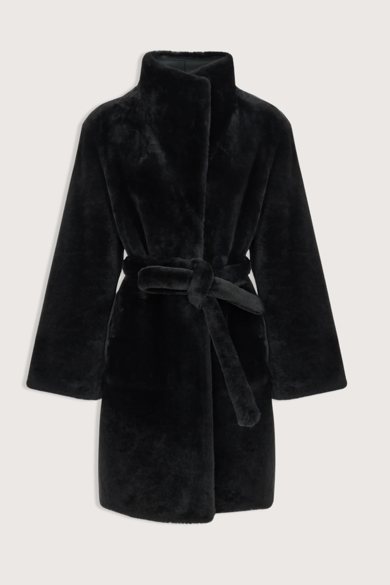 flat lay Manteau Reversible Jacket Storm black fur side Midi length coat
Two faces of a Merino lambskin shearling
Reversible, it can be worn with the skin side or the wool side facing out
High collar
Matching belt
Welt pockets
Unlined
100% Lamb