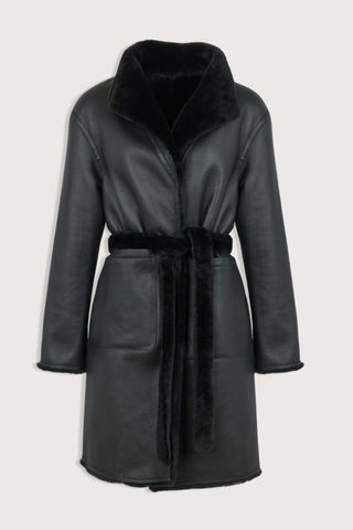 flat lay Manteau Reversible Jacket Storm  black leather Midi length coat
Two faces of a Merino lambskin shearling
Reversible, it can be worn with the skin side or the wool side facing out
High collar
Matching belt
Welt pockets
Unlined
100% Lamb