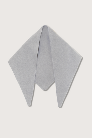 flat lay Marc Triangle wool Scarf light grey  Triangle scarf
Roll edge finish
Clean edge