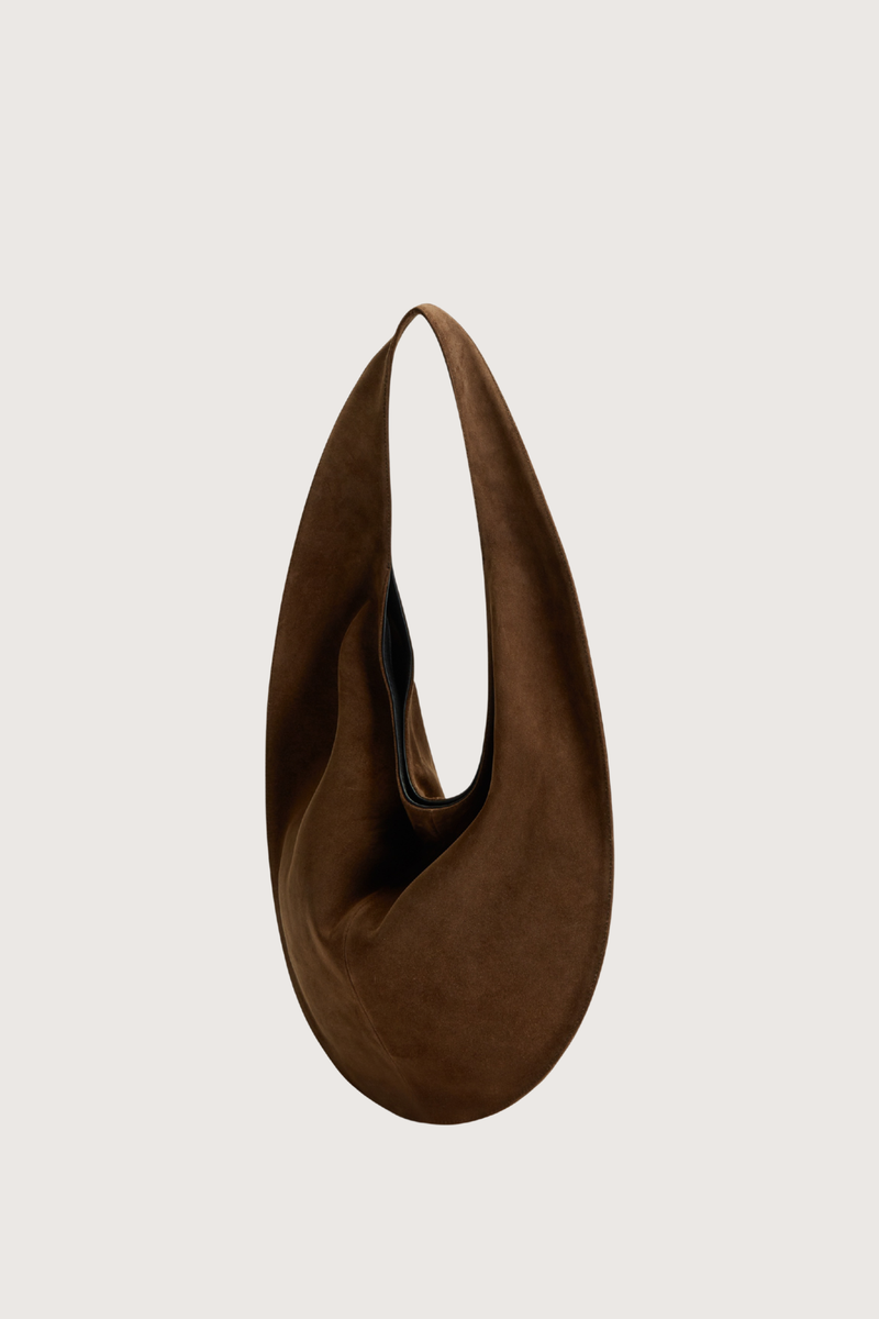 angled profile Market Tote Suede Bag suede rider chocolate brown Shoulder style
Magnetic closure
One internal zip pocket
Internal slide-in phone pocket
Smooth suede exterior
Round shape
Tapered straps
100% Calfskin Suede