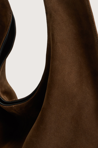 close up material suede detail Market Tote Suede Bag suede rider chocolate brown Shoulder style
Magnetic closure
One internal zip pocket
Internal slide-in phone pocket
Smooth suede exterior
Round shape
Tapered straps
100% Calfskin Suede