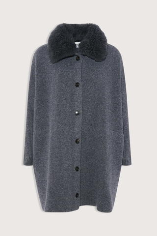 flat lay Mateau Jacket With Fur charcoal Oversized fit
Fluid Merino knit
Buttoned at the front
High collar
Welt pockets
Unlined
100% Long-Haired Lamb
Lining : 100% Wool
Knit : 100% Wool
