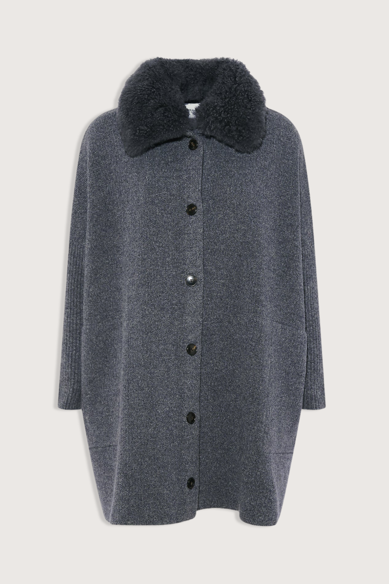 flat lay Mateau Jacket With Fur charcoal Oversized fit
Fluid Merino knit
Buttoned at the front
High collar
Welt pockets
Unlined
100% Long-Haired Lamb
Lining : 100% Wool
Knit : 100% Wool