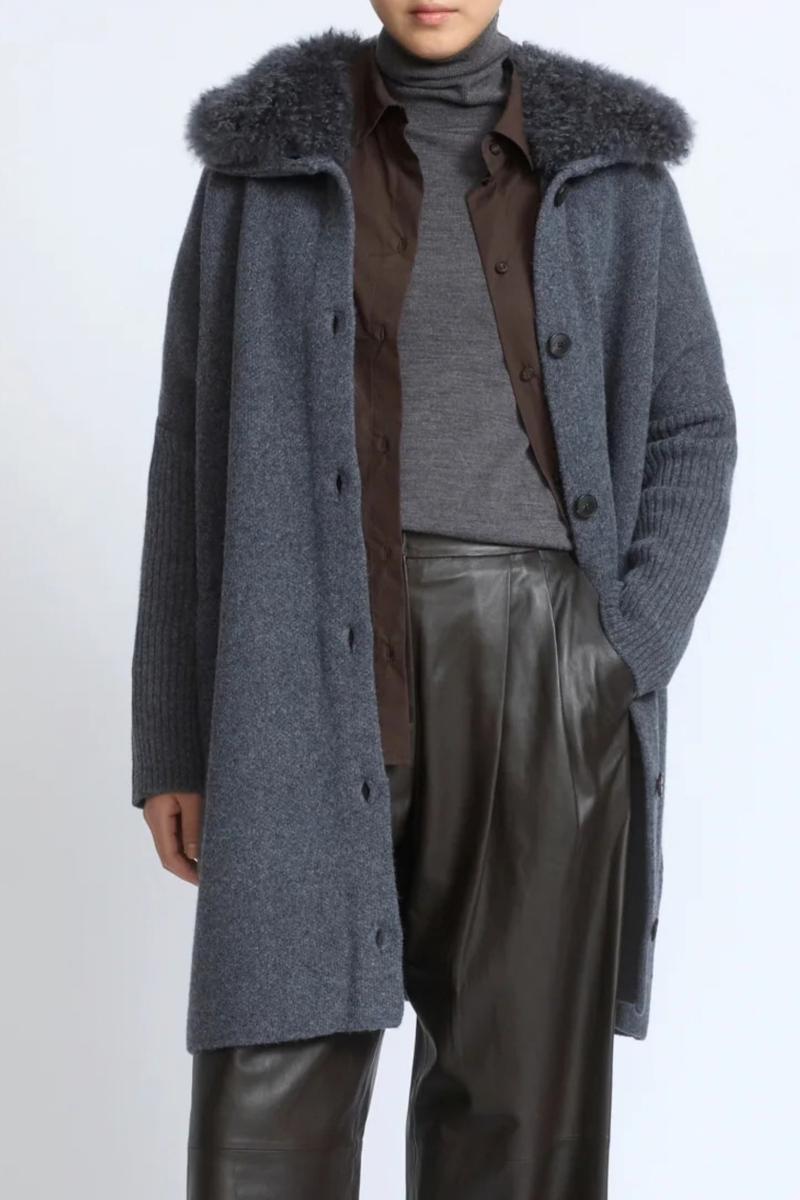front profile model wearing Mateau Jacket With Fur charcoal Oversized fit
Fluid Merino knit
Buttoned at the front
High collar
Welt pockets
Unlined
100% Long-Haired Lamb
Lining : 100% Wool
Knit : 100% Wool