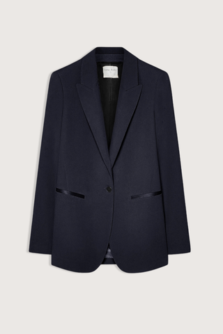 flat lay Matte Envers Satin Jacket  Notte
Contrasting glossy satin around the neckline and welt pocket
Spiced shades
Peak lapels
Inner lining
Mid-length jacket
Regular shoulders
Loose fit