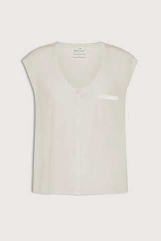 flat lay Matte Stretch Silk Top Yogurt Silk
Short sleeve
Single top button exposed
Scoop crew neck
Chest pocket