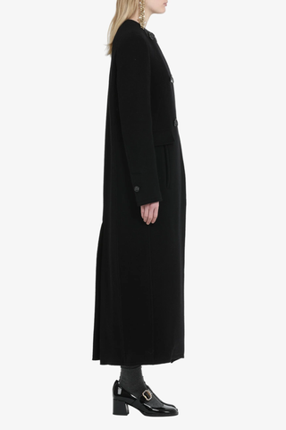 side profile model wearing Maxi Coat black long black vent Collarless
Double-breasted
Slim fit
Double-button front closure
Flap pockets on the sides