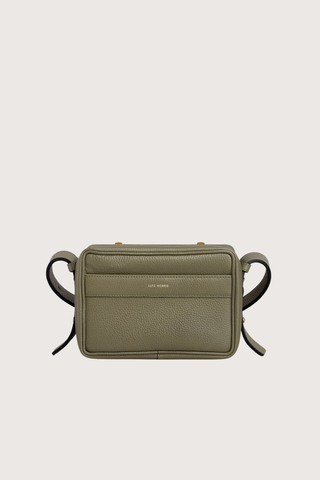 front profile Maya Brandon Surplus Bag green Signature frame construction
Double latch closure
Adjustable strap
Exterior back pocket
Worn cross-body or on the shoulder
Interior has seven card slots
German calf leather, lined in midnight ultrasuede
Stainless steel frame is 24k gold-plated