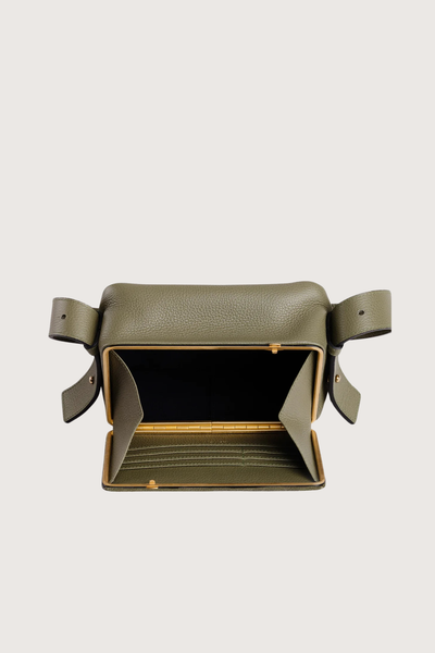 open view of Maya Brandon Surplus Bag green Signature frame construction
Double latch closure
Adjustable strap
Exterior back pocket
Worn cross-body or on the shoulder
Interior has seven card slots
German calf leather, lined in midnight ultrasuede
Stainless steel frame is 24k gold-plated