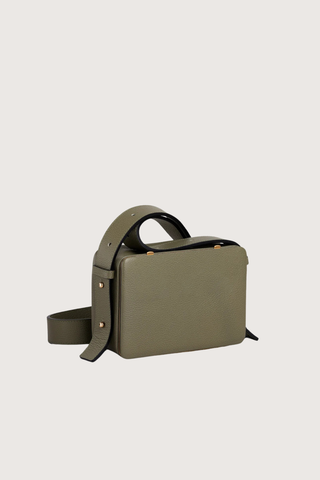 side profile Maya Brandon Surplus Bag green Signature frame construction
Double latch closure
Adjustable strap
Exterior back pocket
Worn cross-body or on the shoulder
Interior has seven card slots
German calf leather, lined in midnight ultrasuede
Stainless steel frame is 24k gold-plated