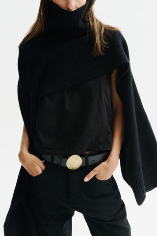 front profile model wearing Medea T-Neck Cape black Relaxed turtleneck into a fluid drape
Layer over everyday foundations
Runs true to size, One Size
90% Merino Wool, 10% Cashmere