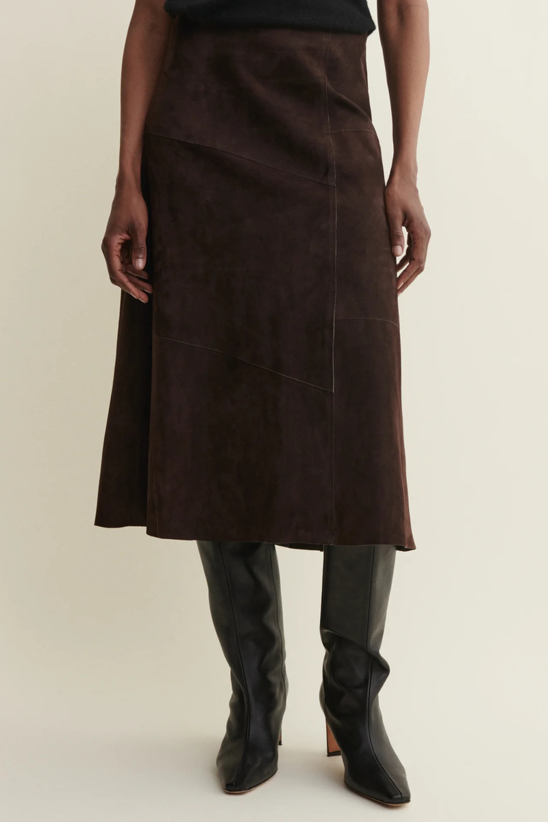 front profile model wearing Melita Goat Suede Skirt mud brown Supple goat suede
A-line shape
Regular fit
100% Goat Leather
Unlined