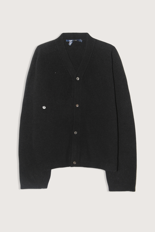 flat lay Meroe Superfine Wool Cardigan black V-neck
Long sleeve
Ribbed cuff & hem
Front button closure
100% Wool