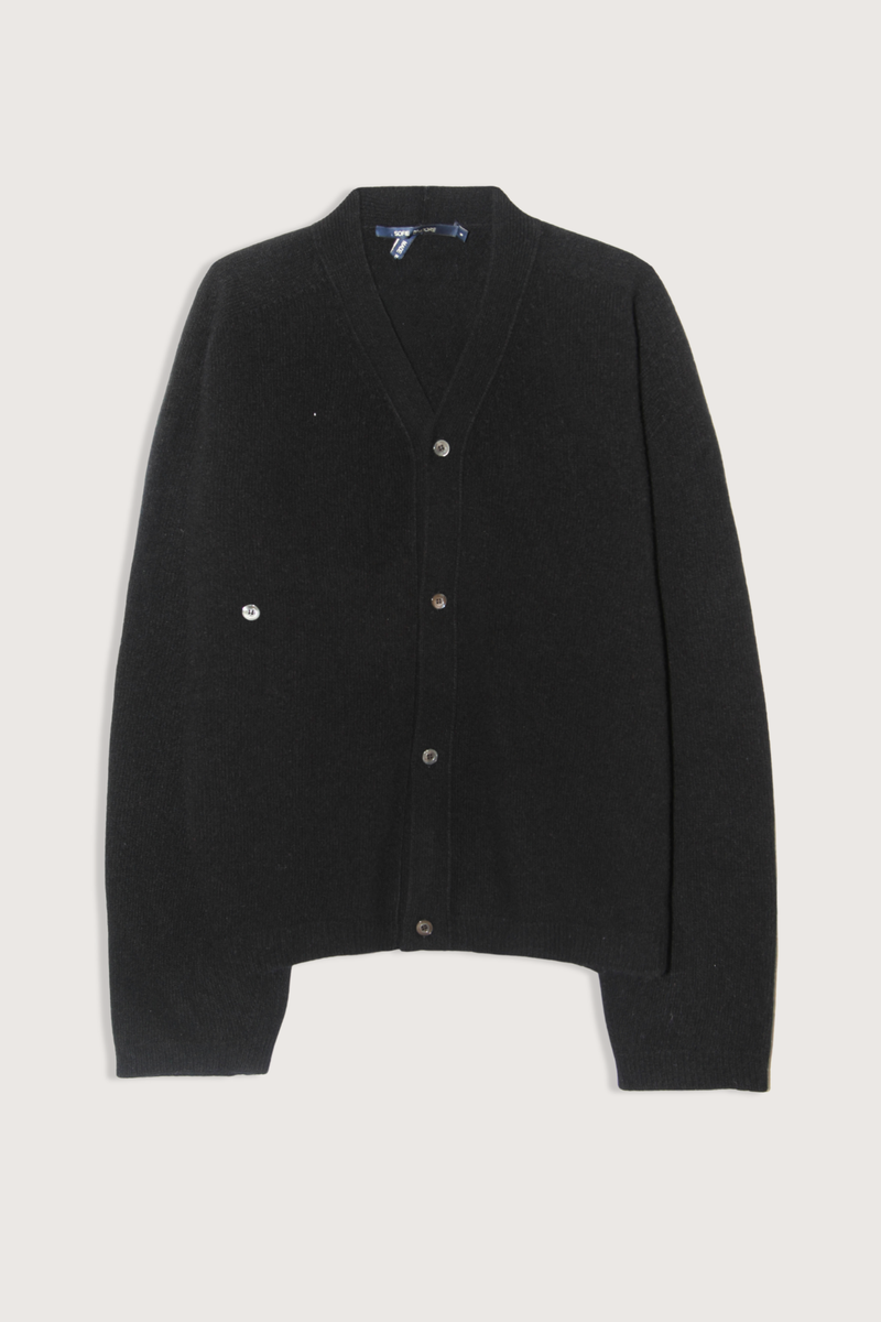 flat lay Meroe Superfine Wool Cardigan black V-neck
Long sleeve
Ribbed cuff & hem
Front button closure
100% Wool