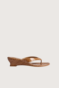 side profile Micro Thong Wedge Brown brown croc embossed calf leather
Cushioned calf leather insole
10mm heel
Slip on