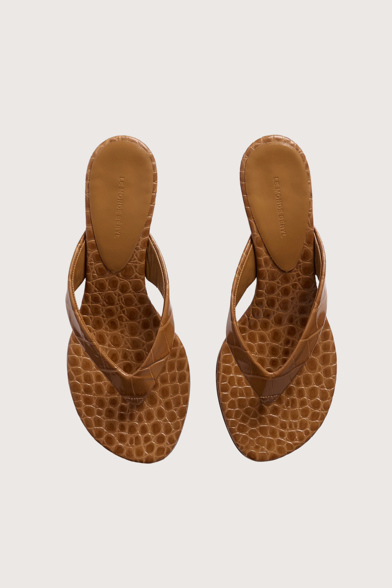 top profile Micro Thong Wedge Brown brown croc embossed calf leather
Cushioned calf leather insole
10mm heel
Slip on