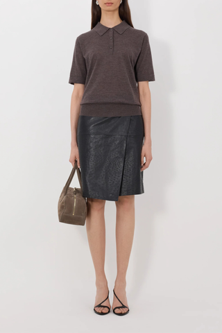 front profile model wearing Migo Cashmere Polo Brown Melange Fluid, fine knit cashmere
Straight fit
Spread collar
Small button placket
Ribbed details