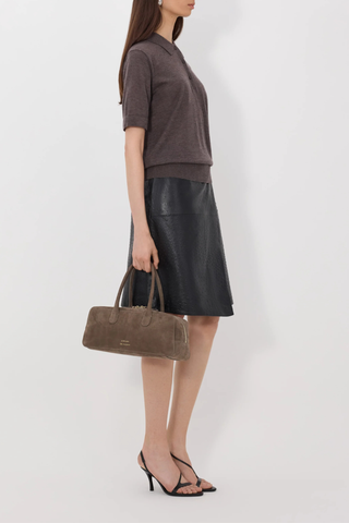 side profile model wearing Migo Cashmere Polo Brown Melange Fluid, fine knit cashmere
Straight fit
Spread collar
Small button placket
Ribbed details