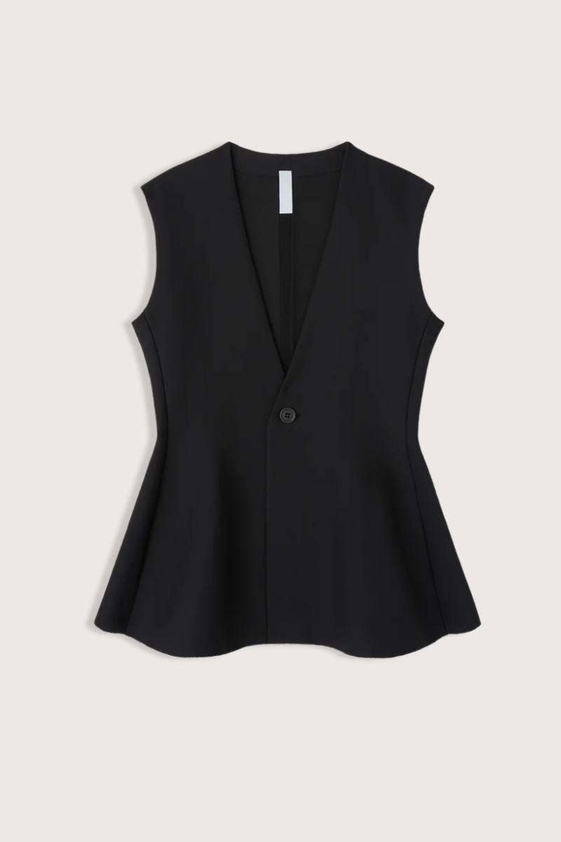 flat lay front Milan Flare Vest black Firm knit texture made from Milan rib
Tight fit at the waist
Single-layer construction
Single-breasted
100% Polyester (Recycled Polyester)