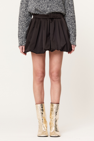 front profile model wearing Mini Bubble Skirt W/Bow Trim Black Structured mini skirt
Architectural balloon silhouette
Inward-folded hem
Coordinated waistband with an elegant bow detail
Clean, invisible zip closure
100% Polyester | lining 100% cotton